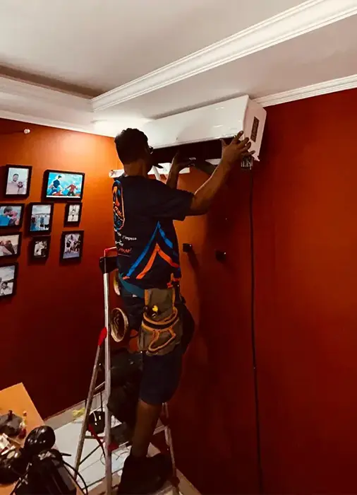 Técnico da Ar Clímax durante a instalação do ar-condicionado