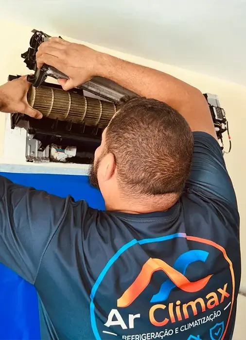 Técnico da Ar Clímax durante a limpeza do ar-condicionado