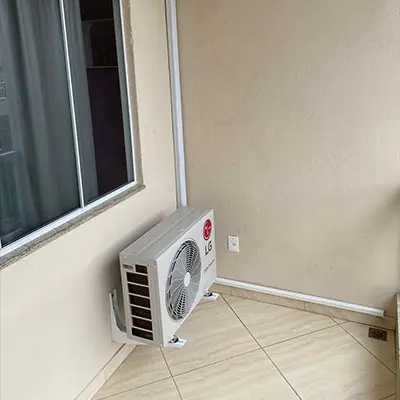 Condensadora LG instalada em varanda