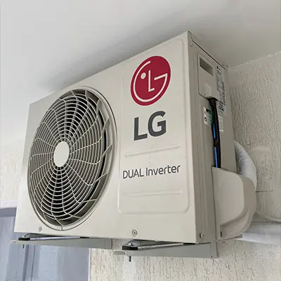 Condensadora LG Dual Inverter instalada em suporte de parede