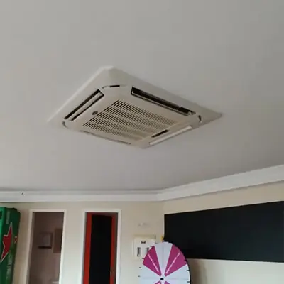 Ar-condicionado cassete instalado no teto