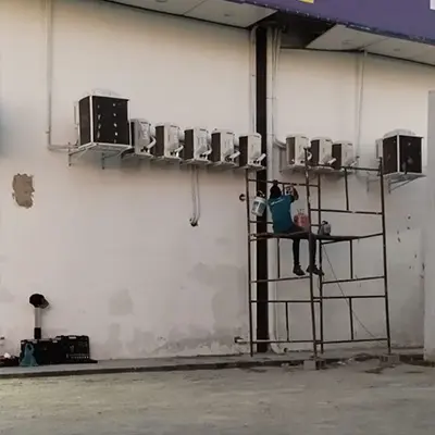Várias condensadoras instaladas na fachada de um prédio comercial
