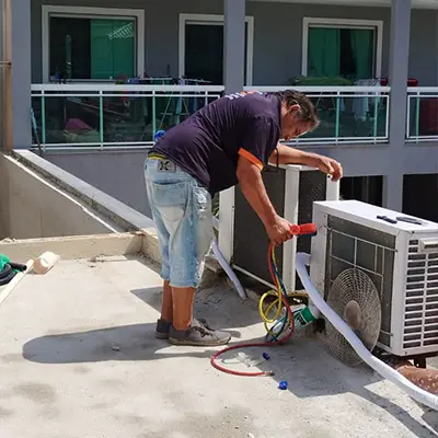 Técnico da Ar Clímax medindo as pressões do circuito na condensadora